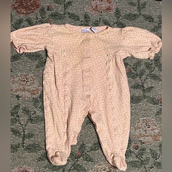 Vintage baby girl onesie pajamas 6/9 months 
Flower & little bows - Picture 1 of 3